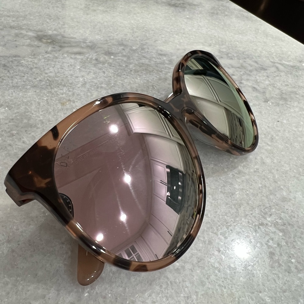 Diff sunglasses. - Picture 3 of 4
